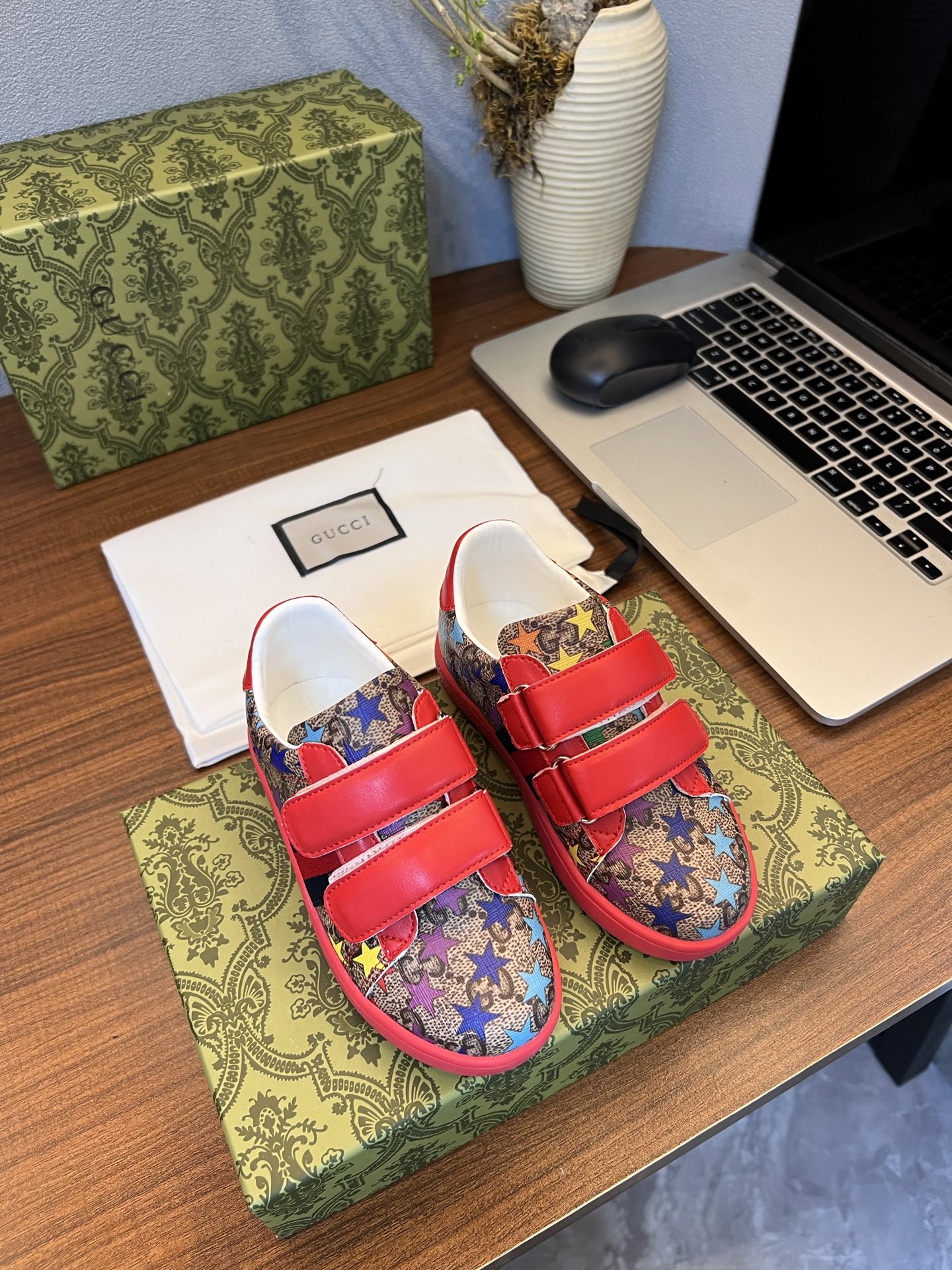 Children's shoes child